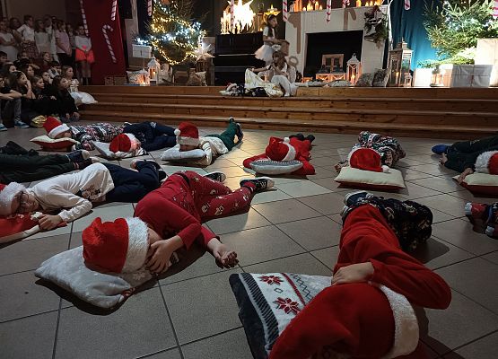 dzieci w pidżamach leżą na poduszkach