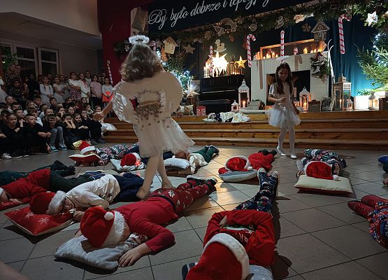 dzieci w pidżamach leżą na poduszkach dziewczynki - aniołki biegają