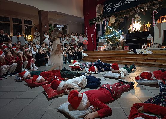 dzieci w pidżamach leżą na poduszkach