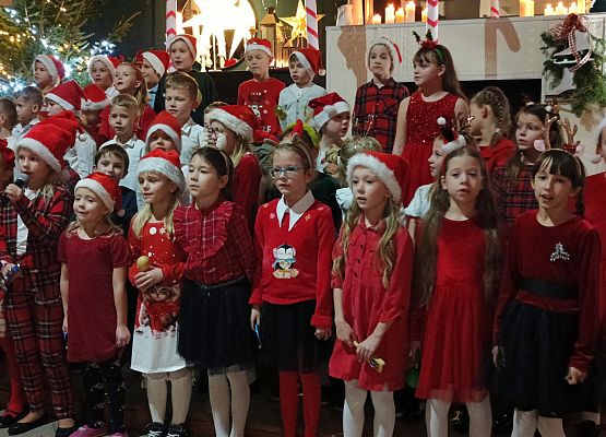 dzieci z klas 1 śpiewają piosenkę