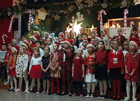 dzieci z klas 1 śpiewają piosenkę