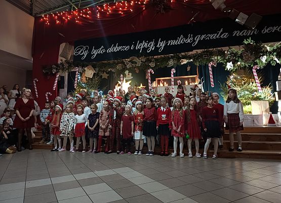 dzieci z klas 1 śpiewają piosenkę