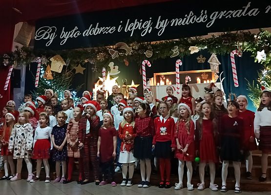 dzieci z klas 1 śpiewają piosenkę