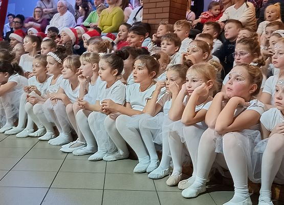 uczennice klas 2 na widowni siedzą i patrzą na występy