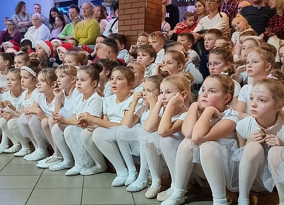 uczennice klas 2 na widowni siedzą i patrzą na występy