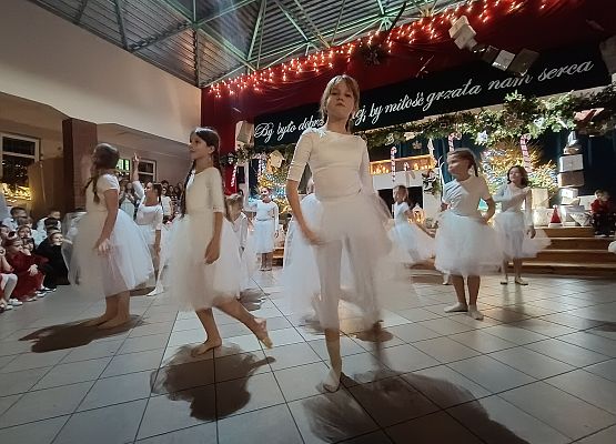 występ dziewczynek z klas 4