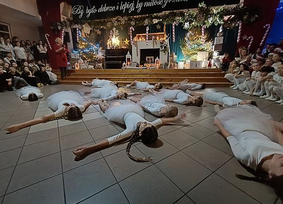 występ dziewczynek z klas 4