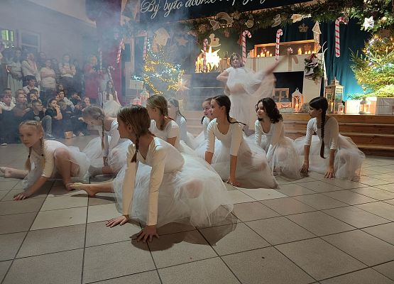 występ dziewczynek z klas 4