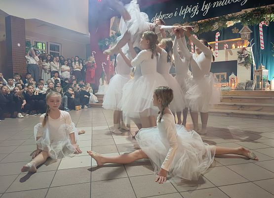 występ dziewczynek z klas 4