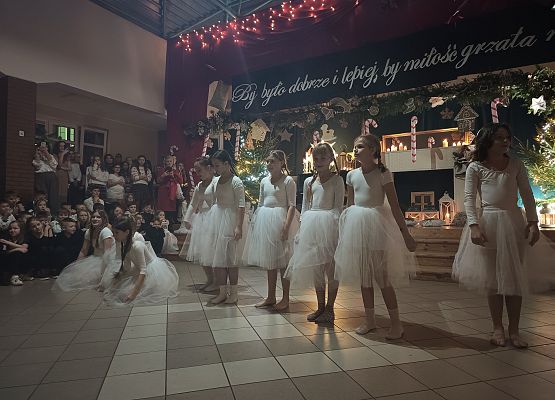 występ dziewczynek z klas 4