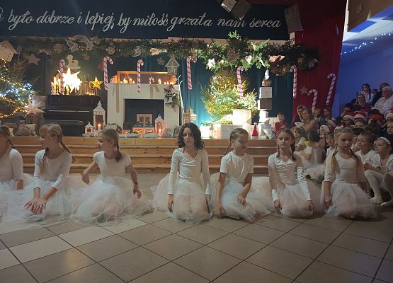 występ dziewczynek z klas 4