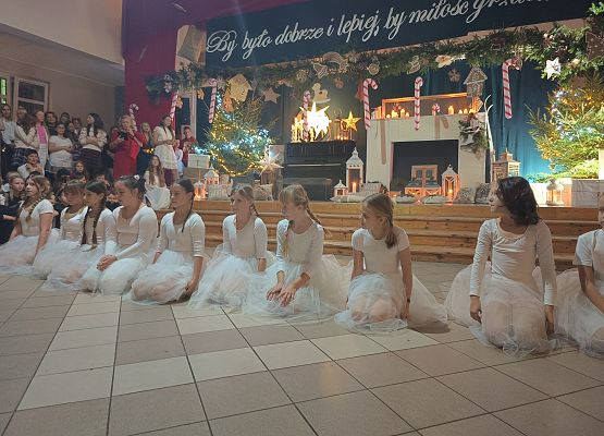 występ dziewczynek z klas 4