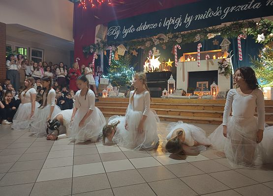 występ dziewczynek z klas 4