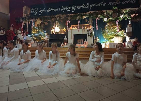 występ dziewczynek z klas 4