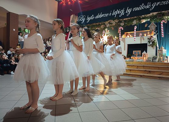 występ dziewczynek z klas 4