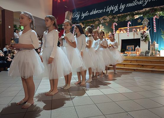 występ dziewczynek z klas 4