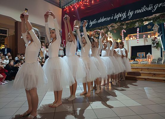 występ dziewczynek z klas 4