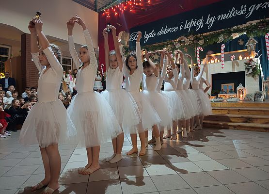 występ dziewczynek z klas 4