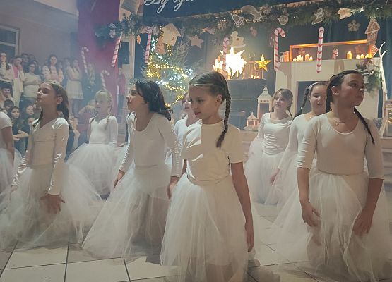 występ dziewczynek z klas 4