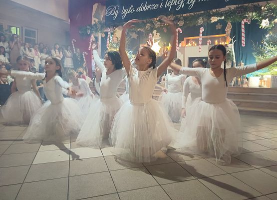 występ dziewczynek z klas 4