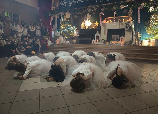 występ dziewczynek z klas 4