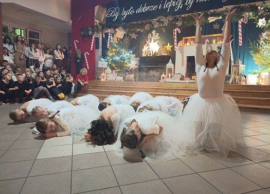 występ dziewczynek z klas 4