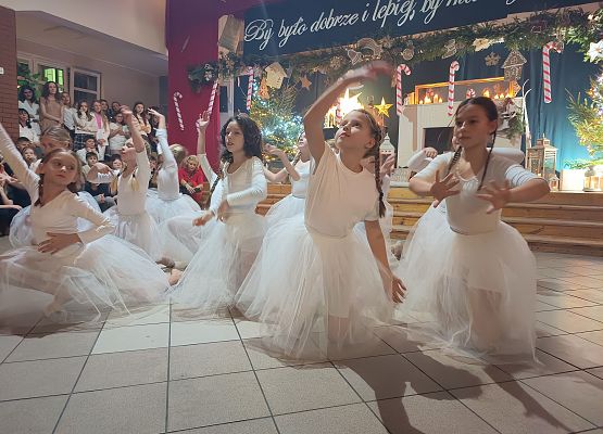 występ dziewczynek z klas 4