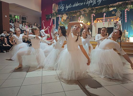 występ dziewczynek z klas 4