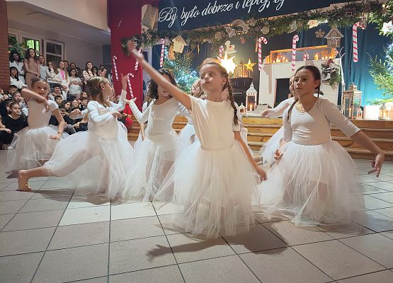 występ dziewczynek z klas 4