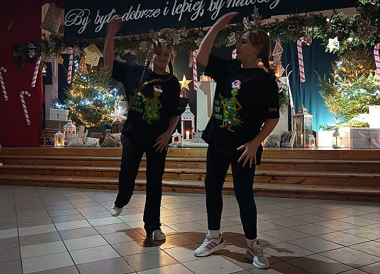 taniec dziewczynek z klasy 5
