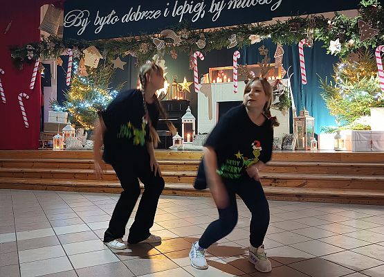 taniec dziewczynek z klasy 5