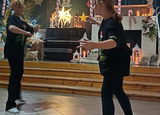 taniec dziewczynek z klasy 5