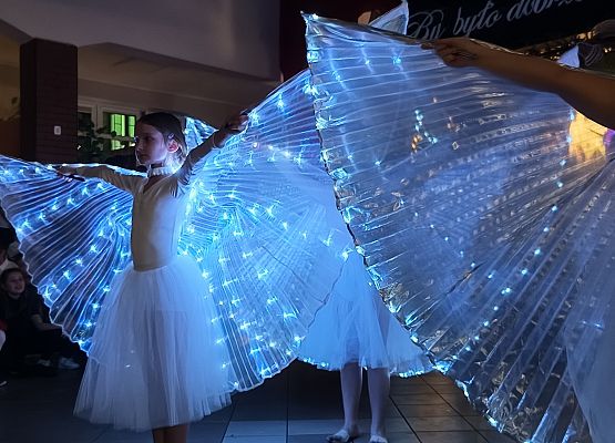 taniec dziewczynek ze skrzydłami