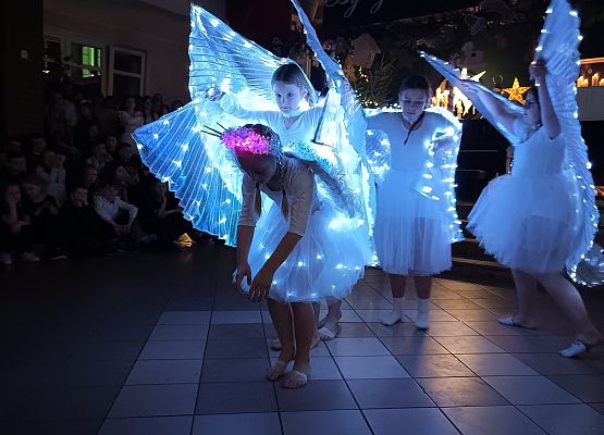 taniec dziewczynek ze skrzydłami