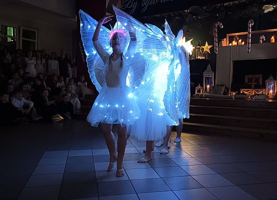 taniec dziewczynek ze skrzydłami