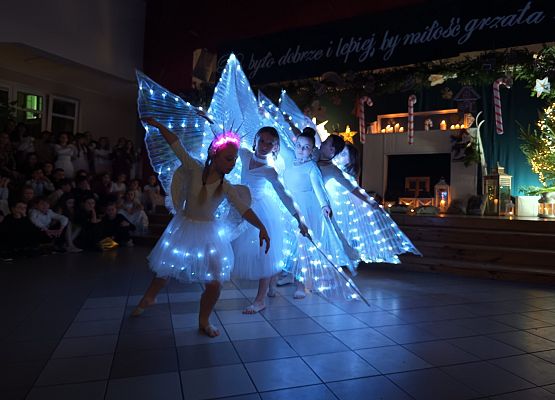 taniec dziewczynek ze skrzydłami