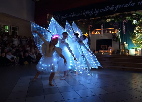 taniec dziewczynek ze skrzydłami
