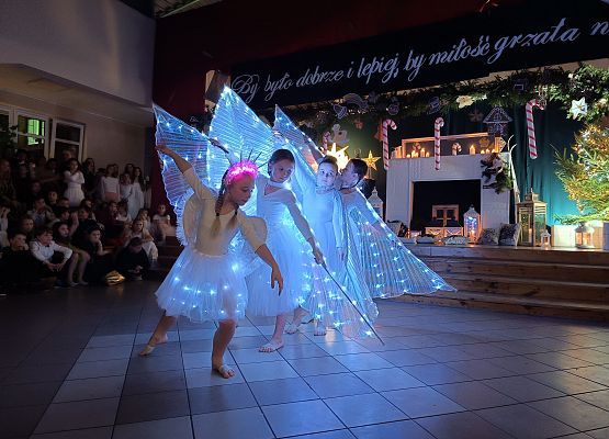 taniec dziewczynek ze skrzydłami