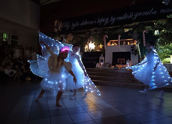 taniec dziewczynek ze skrzydłami
