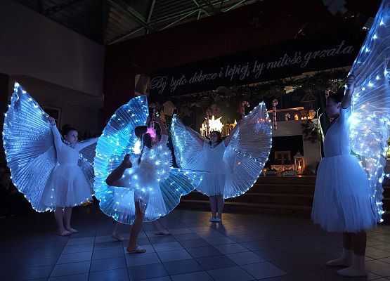 taniec dziewczynek ze skrzydłami