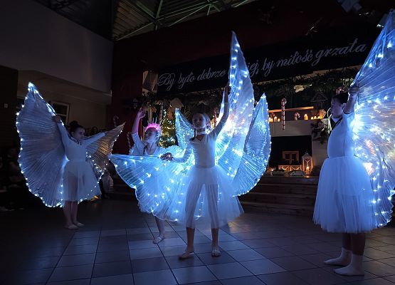 taniec dziewczynek ze skrzydłami