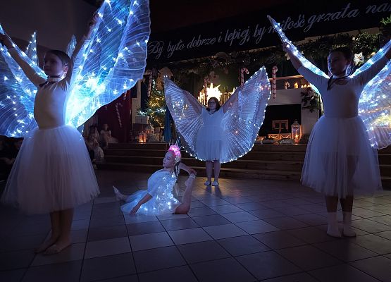 taniec dziewczynek ze skrzydłami