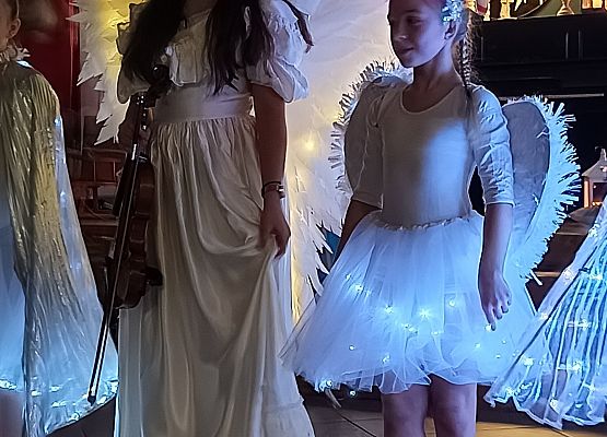 dziewczynki w strojach aniołów