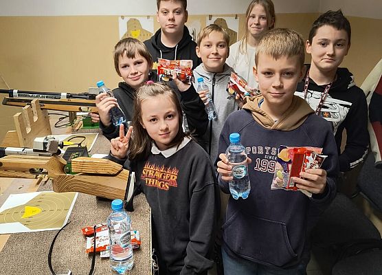 zawodnicy na strzelnicy