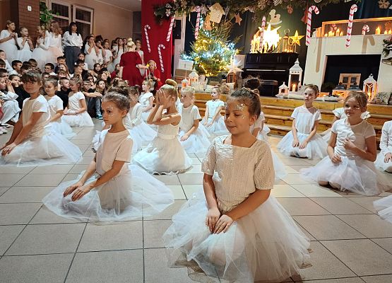 Taniec do piosenki dziewczynek z klas 2