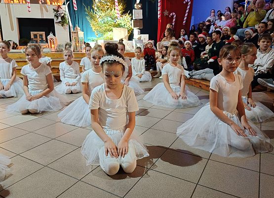 Taniec do piosenki dziewczynek z klas 2