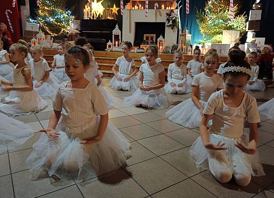 Taniec do piosenki dziewczynek z klas 2