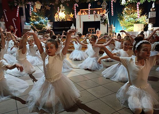 Taniec do piosenki dziewczynek z klas 2