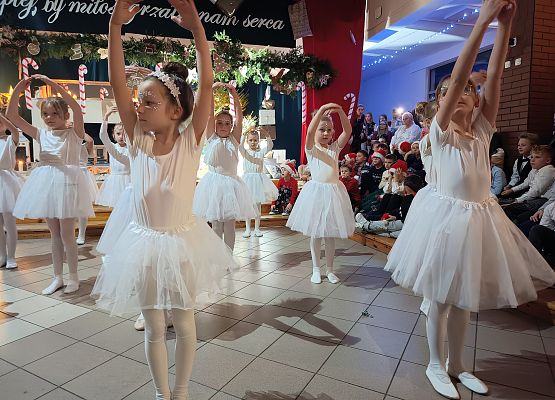 Taniec do piosenki dziewczynek z klas 2