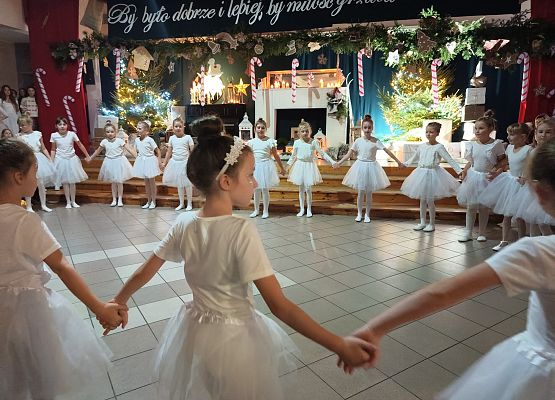 Taniec do piosenki dziewczynek z klas 2